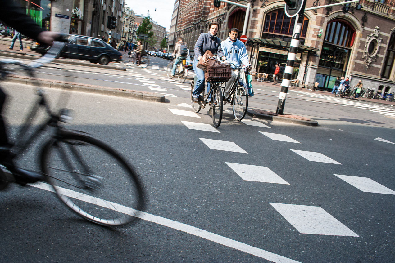 Las bicicletas circulan con fluidez por las calles de Amsterdam, Holanda