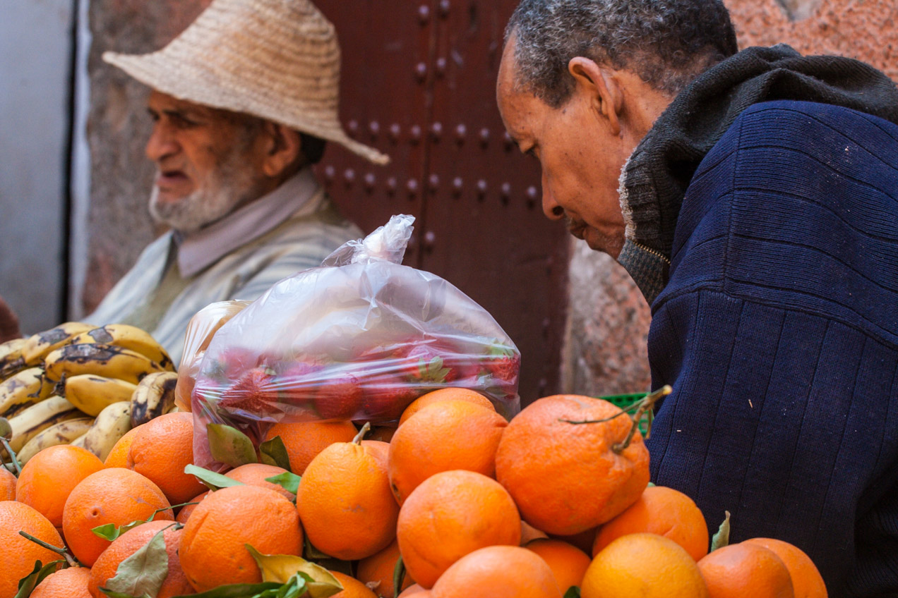 Naranjas en un puesto de mercado callejero por la mañana, en Marrakech, Marruecos