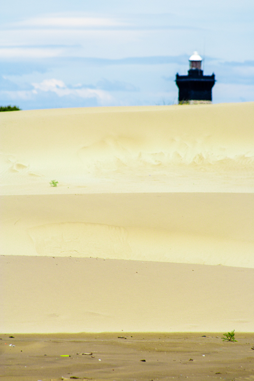 En la calima de Agosto, el faro se diluye entre las dunas. Extensa playa en la desembocadura del Ródano, Arles, Francia. © mateoht 1990-2013 - http://lafotodeldia.net