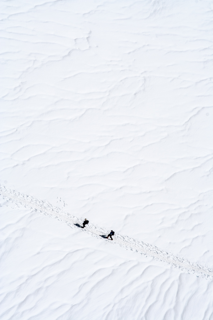 Dos alpinistas inician la subida al Montblanc desde la Aiguille du Midi, en Chamonix, France