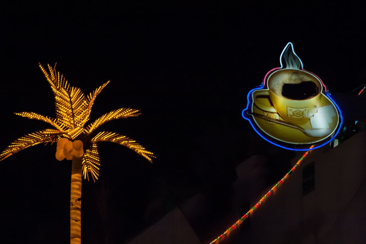 Neón muy visible en la noche de Marrakech. Es la toma original, sin ningún fotomontaje en Photoshop