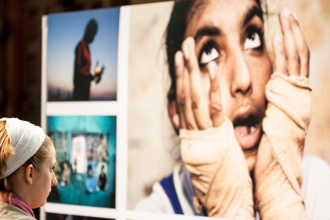 Miradas en la exposición World Press Photo en Amsterdam, 2005 . © mateoht 1990-2013 - http://lafotodeldia.net