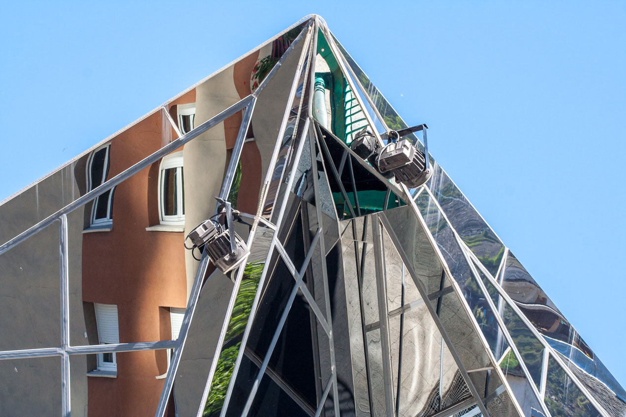 Techo de edificio acristalado en Andorra la Vella. © mateoht 1990-2013 - http://lafotodeldia.net