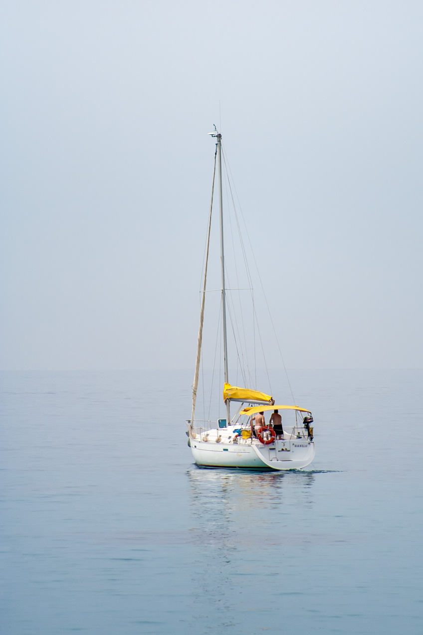 Barco velero cerca del puerto de Tabarca, Alicante. © mateoht 1990-2013 - http://lafotodeldia.net