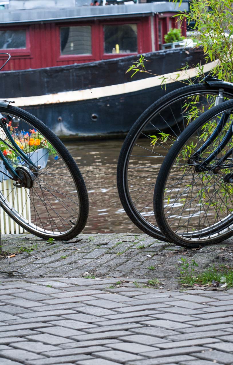 Biciletas al lado de un canal en Amsterdam, Holanda. © mateoht 1990-2013 - http://lafotodeldia.net