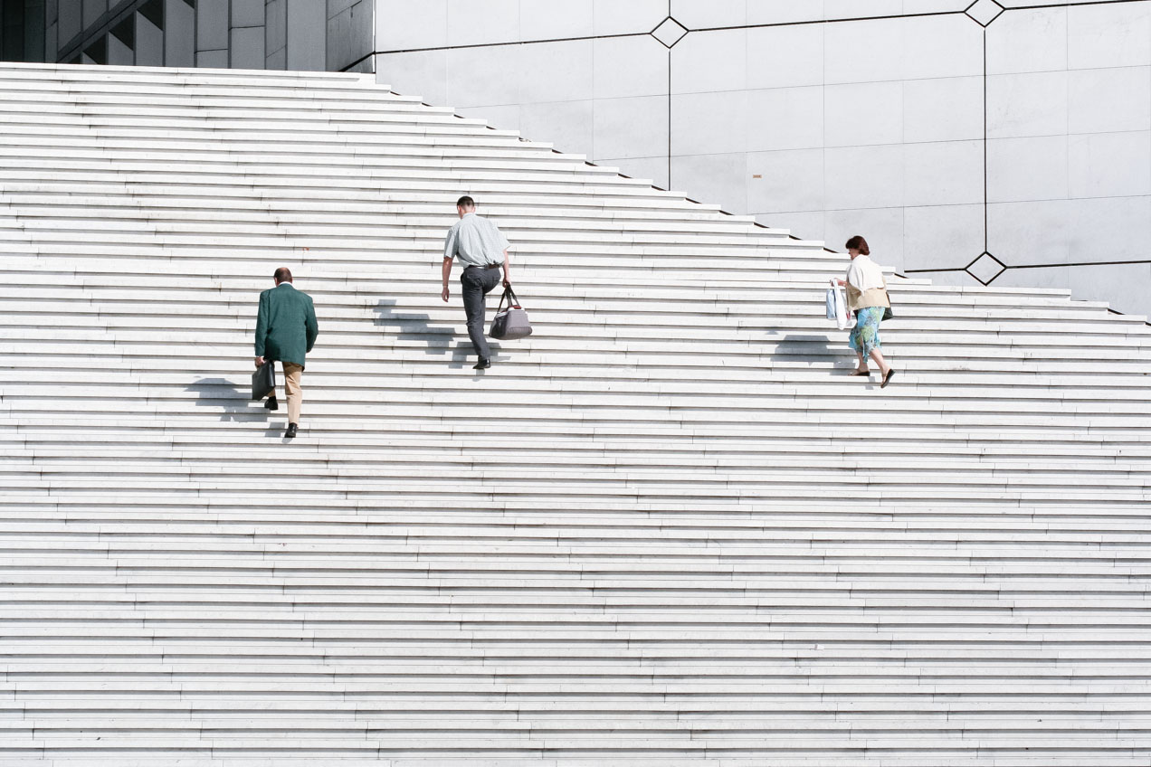 Personas subiendo peldaños en la Défense, París, Francia. © mateoht 1990-2013 - http://lafotodeldia.net