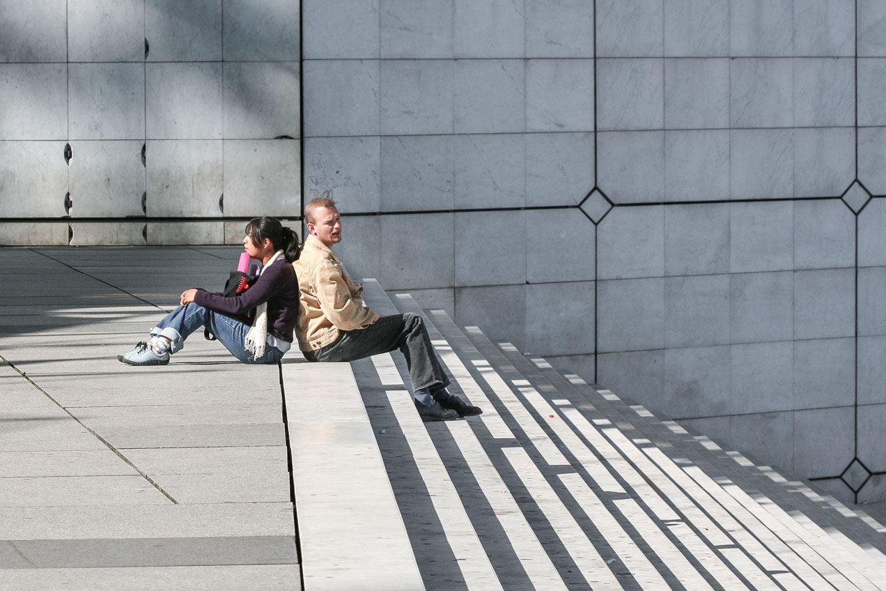 Personas sentadas en la calle en La Défense, París, Francia. © mateoht 1990-2013 - http://lafotodeldia.net