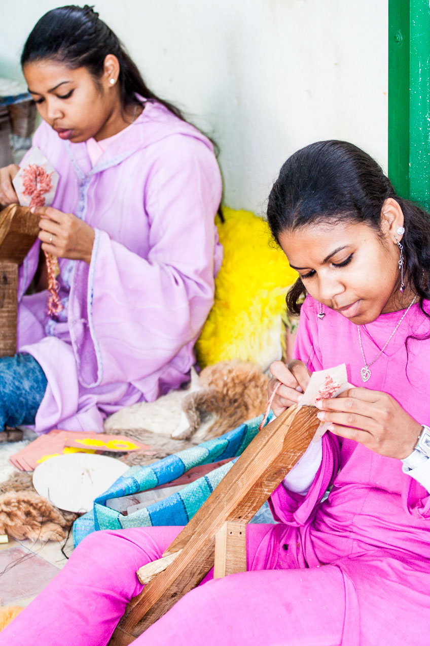 Chicas cosiendo en Fez, Marruecos. © mateoht 1990-2013 - http://lafotodeldia.net