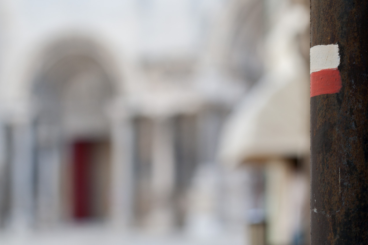 Poste del sendero internacional GR7 cerca de Arlés, Francia.© mateoht 1990-2013 - http://lafotodeldia.net