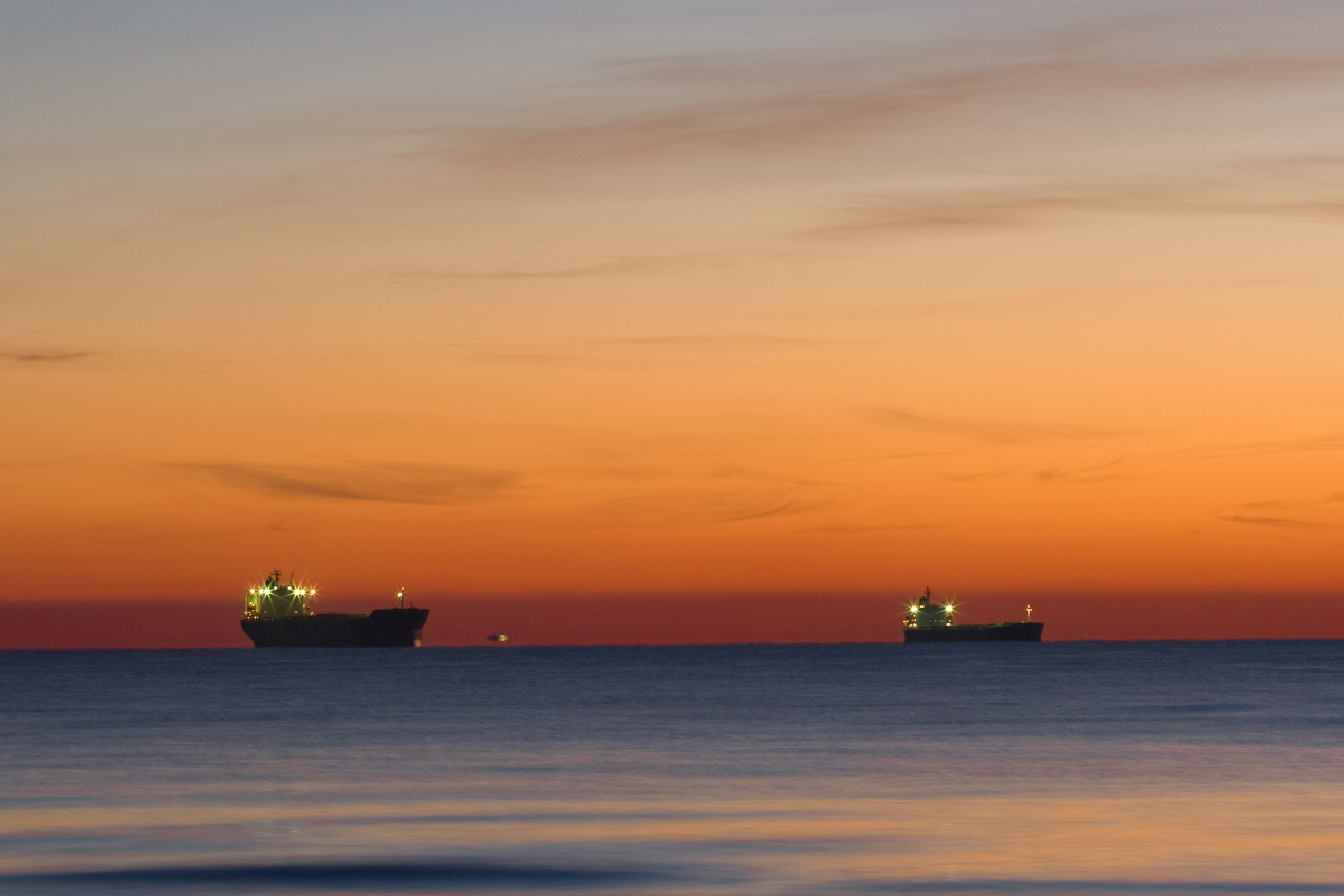Barcos atracados en la entrada del puerto de Valencia. © mateoht 1990-2013 - http://lafotodeldia.net