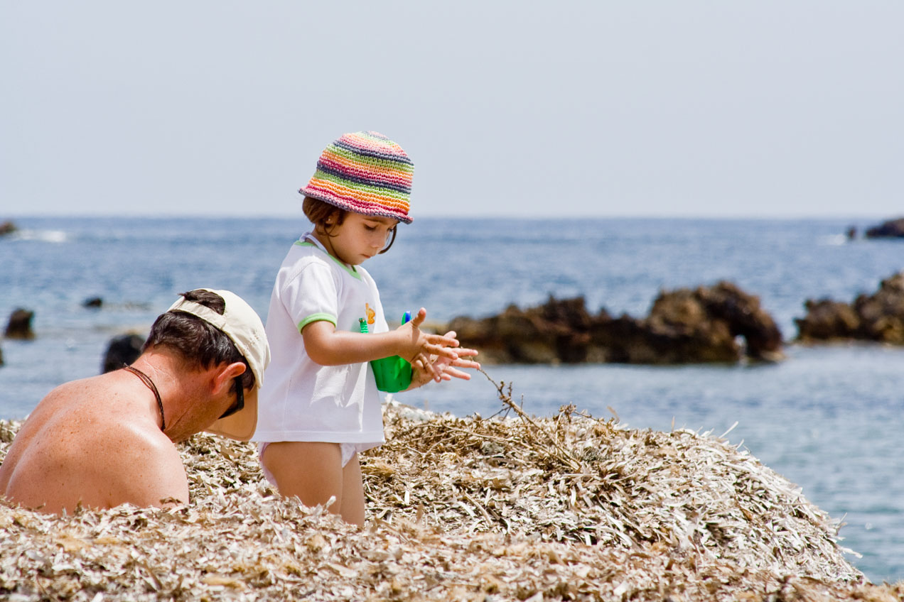 Niño y padre en la playa de Tabarca, Alicante. © mateoht 1990-2013 - http://lafotodeldia.net