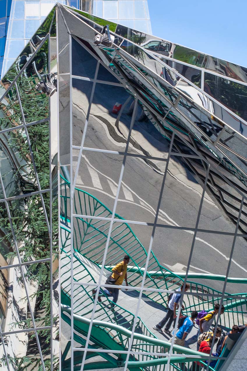 Reflejos en un edificio en Andorra. © mateoht 1990-2013 - http://lafotodeldia.net