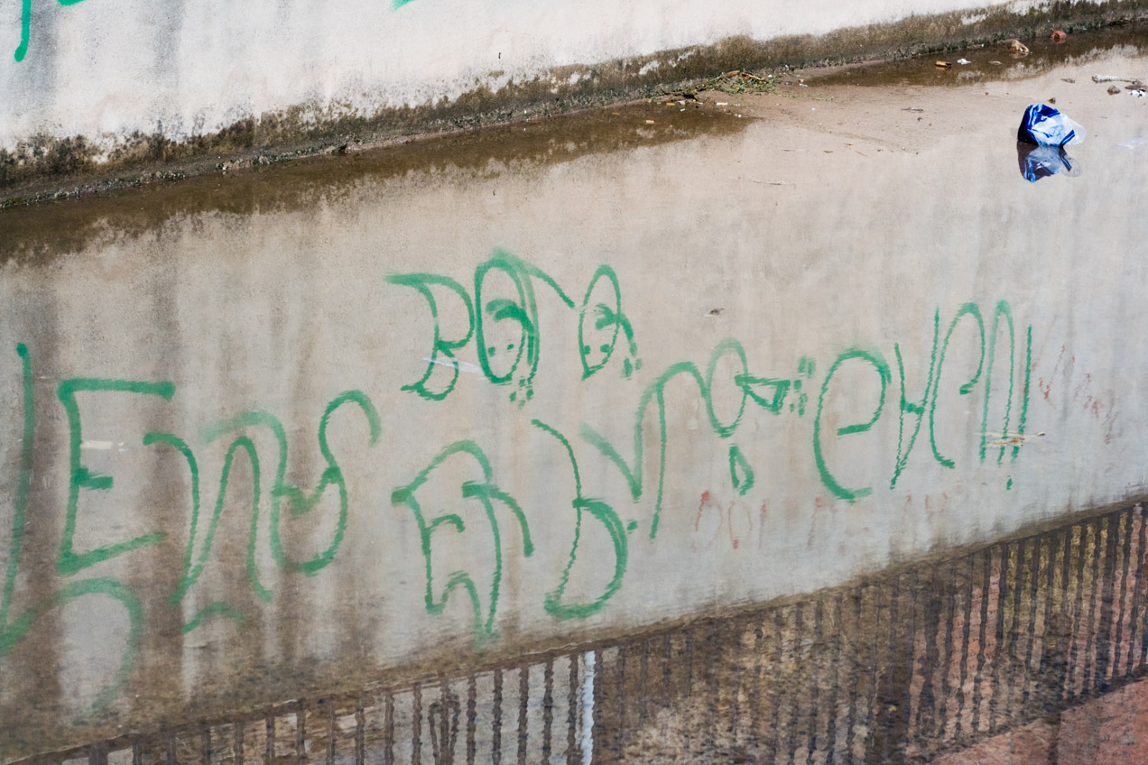 Reflejo en el agua de una balsa. Cartel en Lisboa, Portugal. © mateoht 1990-2013 - http://lafotodeldia.net