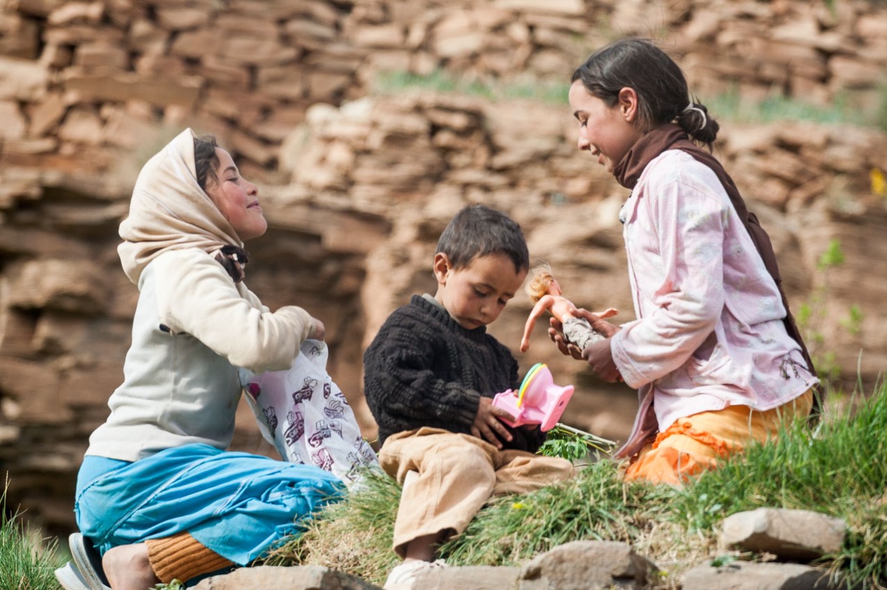 Niños recibiendo regalos en el Alto Atlas, Marruecos. © mateoht 1990-2013 - http://lafotodeldia.net