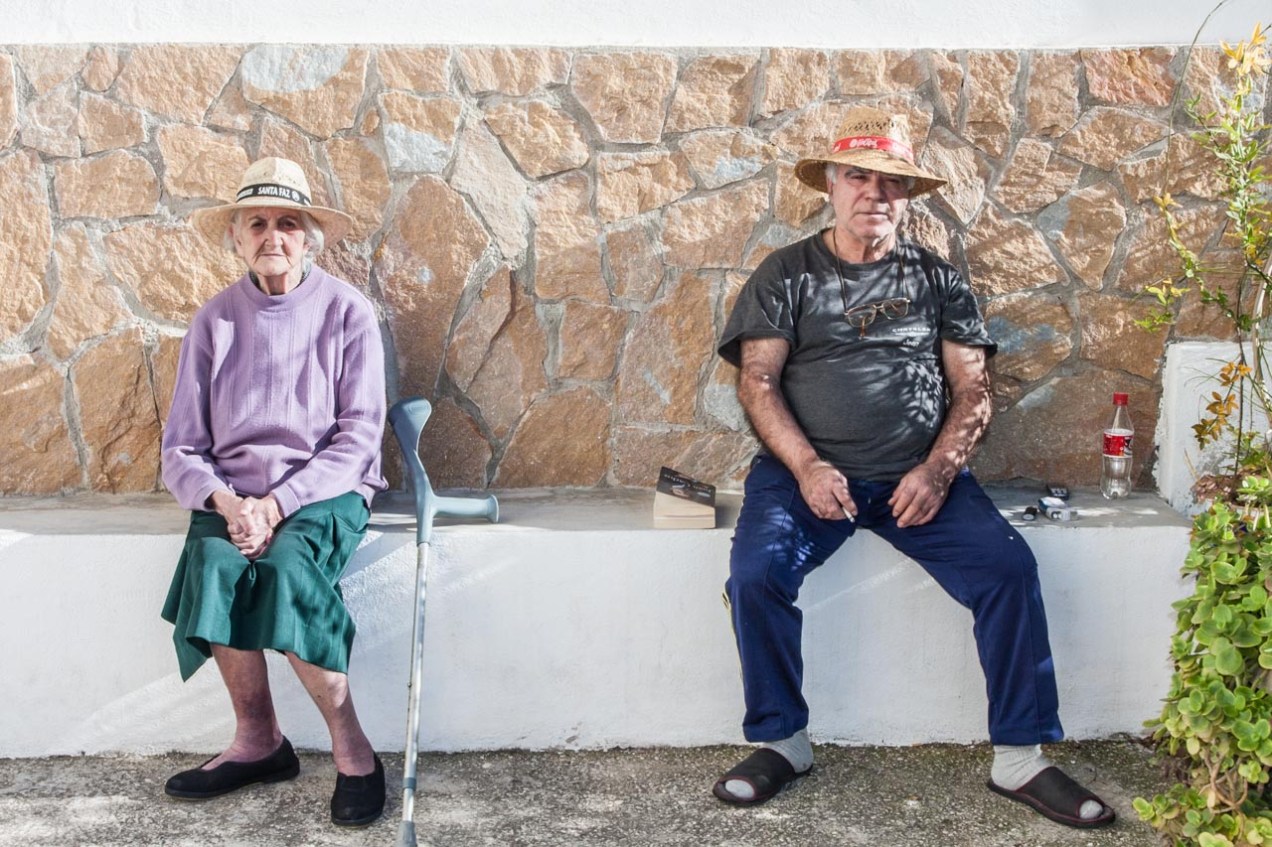 Sentados al sol en Guadalest. © mateoht 1990-2013 - http://lafotodeldia.net