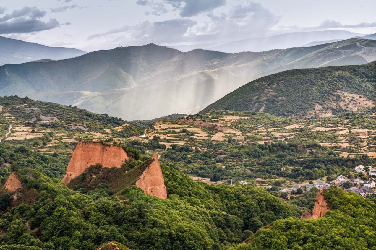 Amanecer en las Médulas. © mateoht 1990-2013 - http://lafotodeldia.net