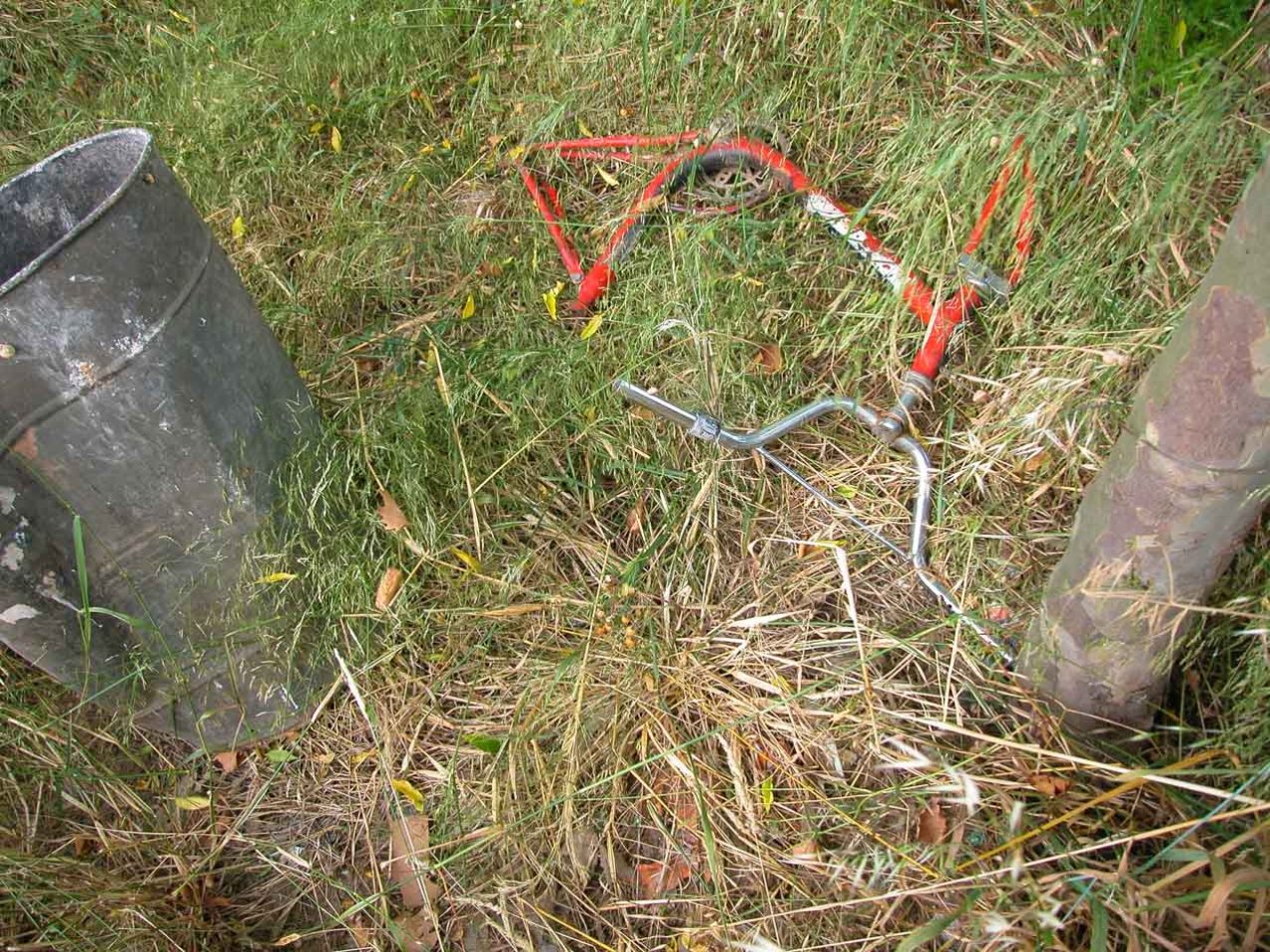 Objetos en el campo, Alcasser, Valencia © mateoht 1990-2014 - http://lafotodeldia.net