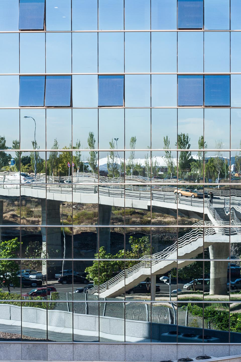 Reflejos en edificio, Madrid.© mateoht 1990-2014 - http://lafotodeldia.net