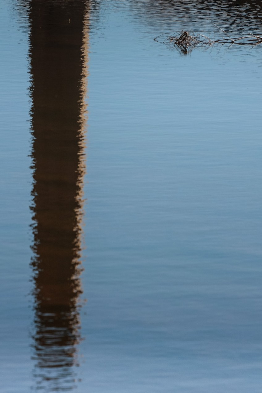 Reflejo de chimenea en la Albufera, Valencia. © mateoht 1990-2014 - http://lafotodeldia.net